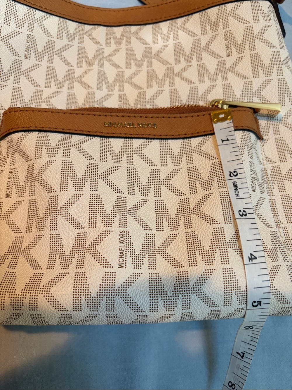 Michael Kors MESSENGER IN SIGNATURE Print - Picture 14 of 14